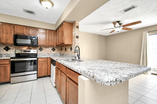 2501 Gulf Freeway 250D, Dickinson, TX 77539