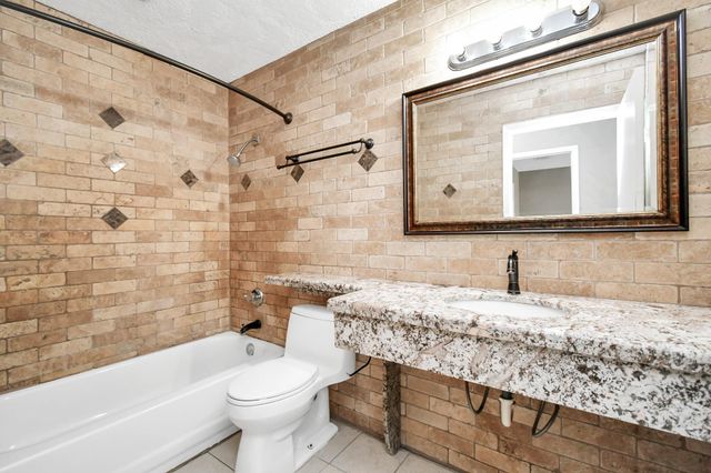 2501 Gulf Freeway 250D, Dickinson, TX 77539