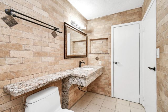 2501 Gulf Freeway 250D, Dickinson, TX 77539