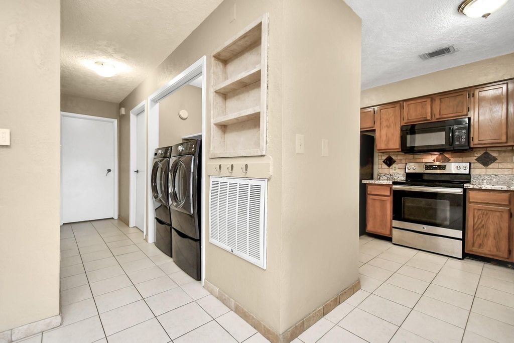 2501 Gulf Freeway 250D, Dickinson, TX 77539
