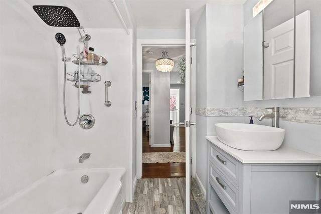 10 Dale Drive, Fairfield, NJ 07004