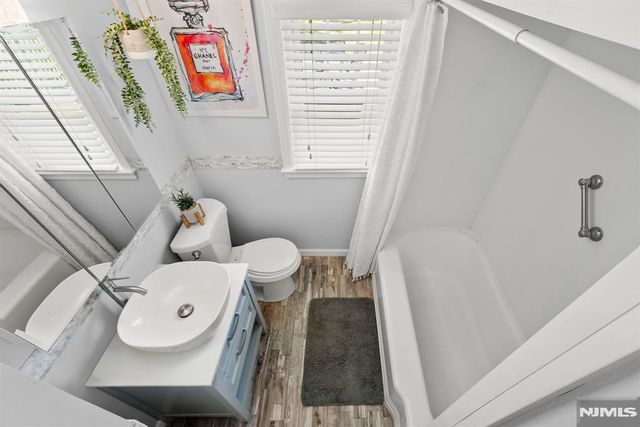 10 Dale Drive, Fairfield, NJ 07004
