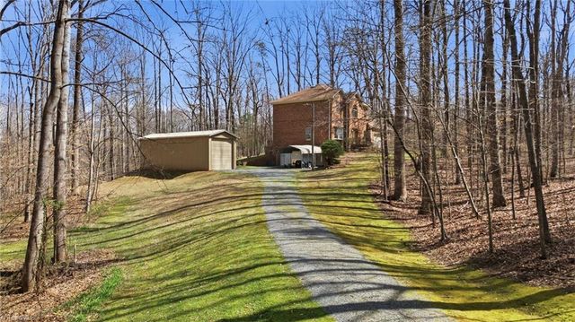 1100 Woodridge Lane, Yadkinville, NC 27055