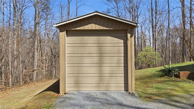 1100 Woodridge Lane, Yadkinville, NC 27055