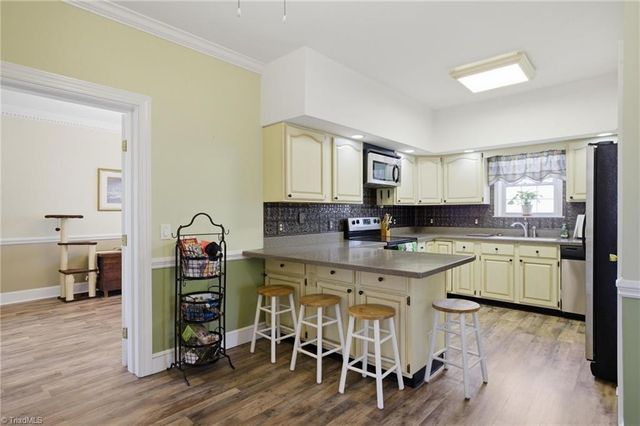 1100 Woodridge Lane, Yadkinville, NC 27055