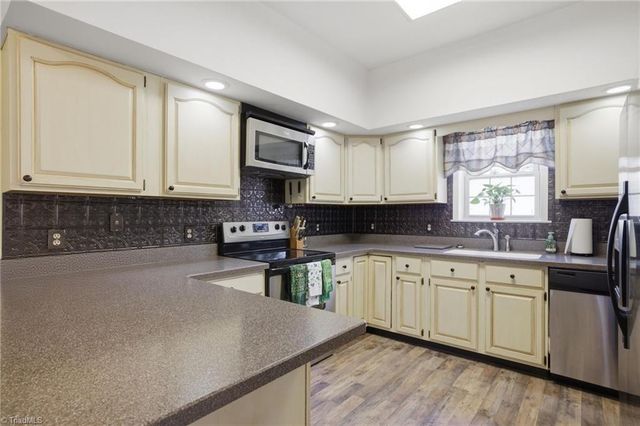 1100 Woodridge Lane, Yadkinville, NC 27055