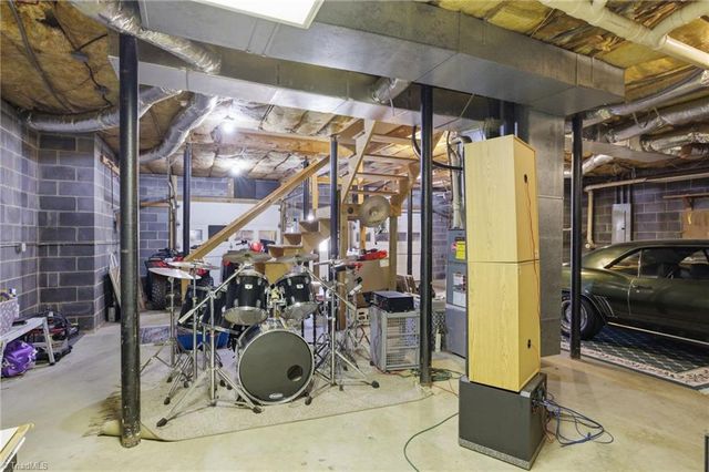 1100 Woodridge Lane, Yadkinville, NC 27055