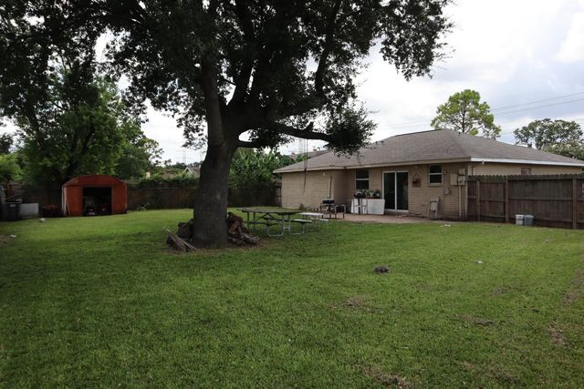 8611 Amblewood Drive, Houston, TX 77099