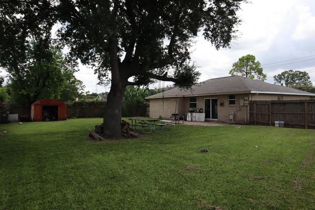 8611 Amblewood Drive, Houston, TX 77099