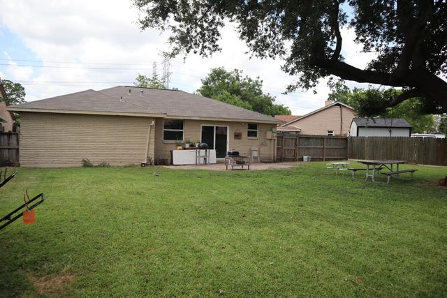 8611 Amblewood Drive, Houston, TX 77099