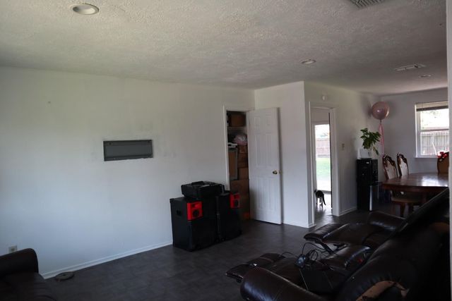 8611 Amblewood Drive, Houston, TX 77099