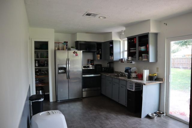 8611 Amblewood Drive, Houston, TX 77099