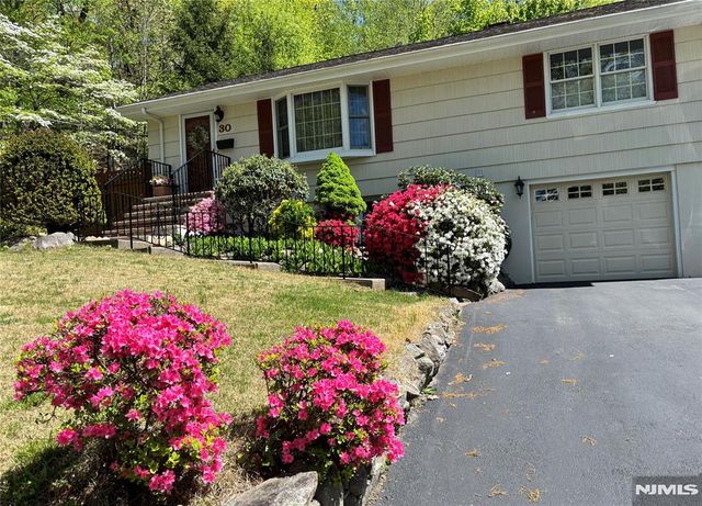 30 Knolls, Bloomingdale, NJ 07403