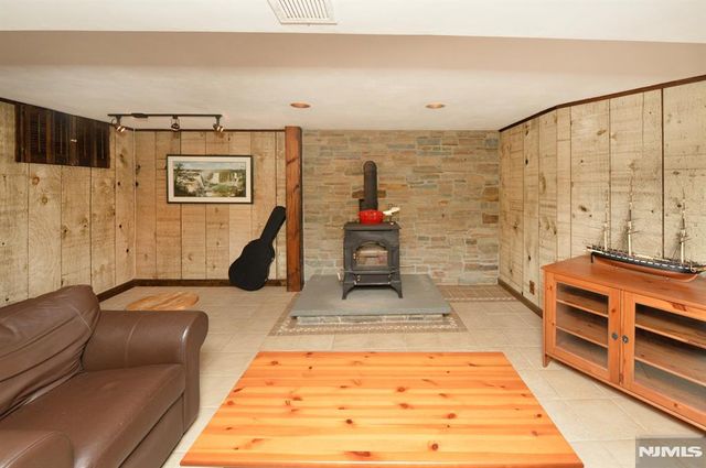 30 Knolls, Bloomingdale, NJ 07403