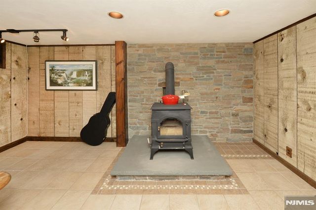 30 Knolls, Bloomingdale, NJ 07403