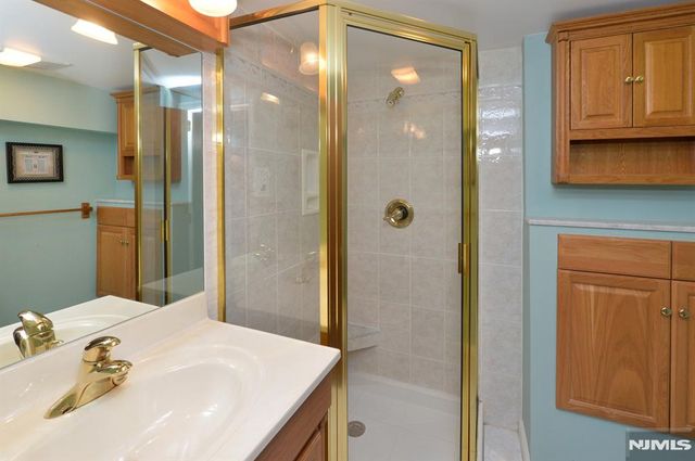 30 Knolls, Bloomingdale, NJ 07403