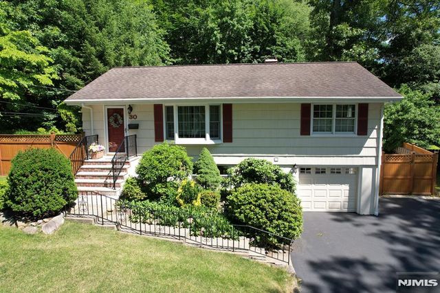 30 Knolls, Bloomingdale, NJ 07403