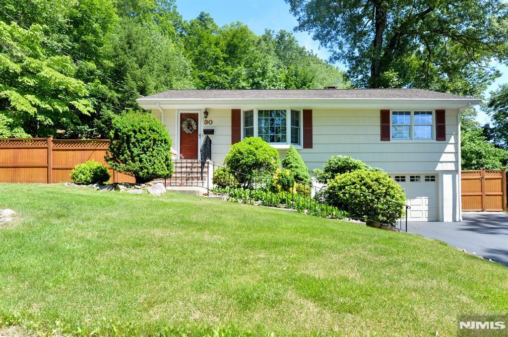 30 Knolls, Bloomingdale, NJ 07403