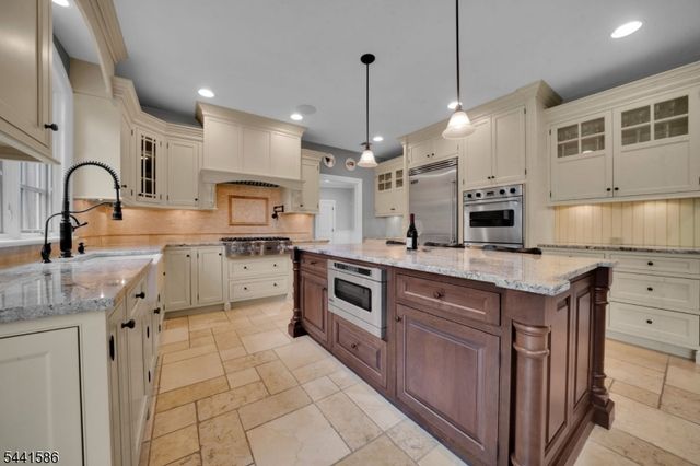 222 Deepbrook Rd, Wyckoff Twp., NJ 07481