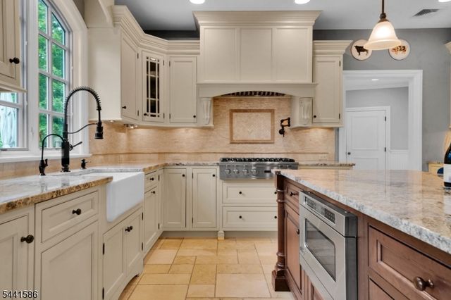 222 Deepbrook Rd, Wyckoff Twp., NJ 07481