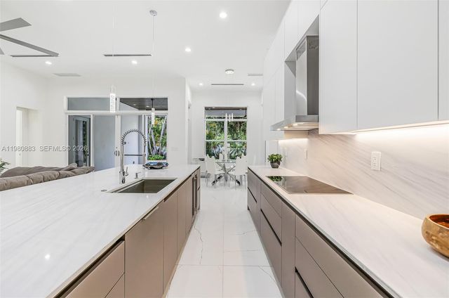 11780 NE 8th Ave, Biscayne Park, FL 33161