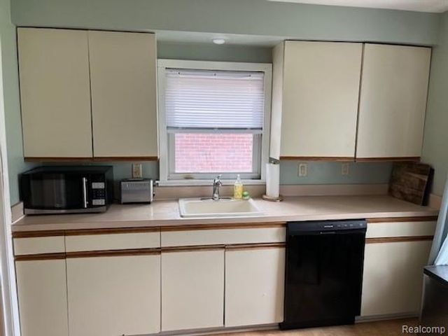 23409 Ranch Hill Drive, Southfield, MI 48033