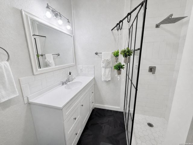 208 Woodridge, Canyon Lake, TX 78133