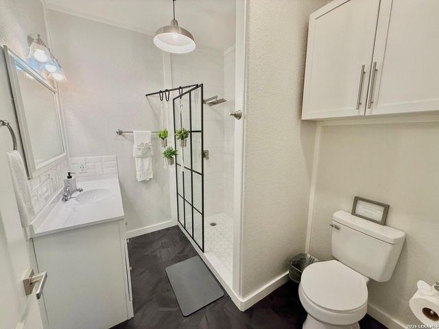 208 Woodridge, Canyon Lake, TX 78133