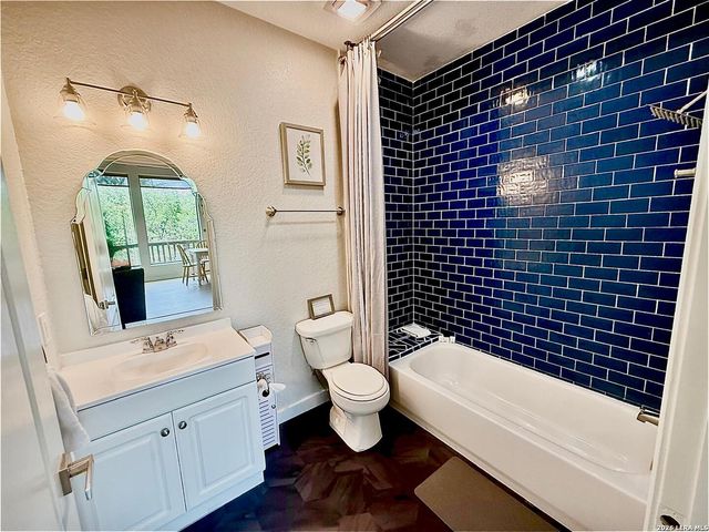 208 Woodridge, Canyon Lake, TX 78133