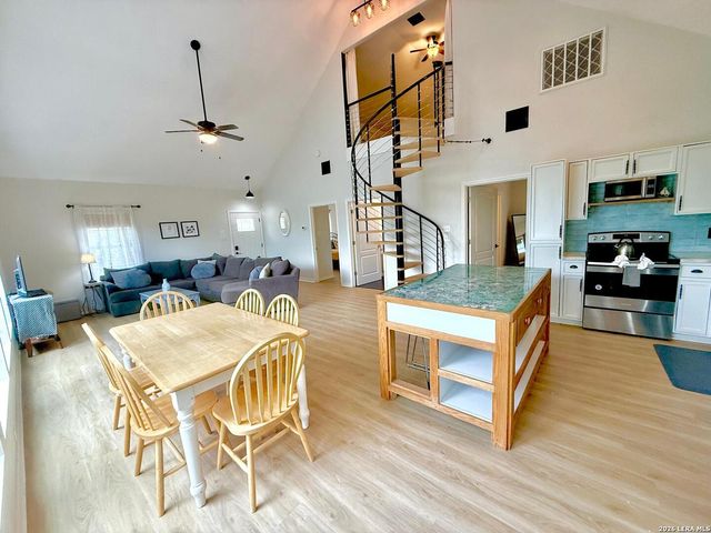 208 Woodridge, Canyon Lake, TX 78133