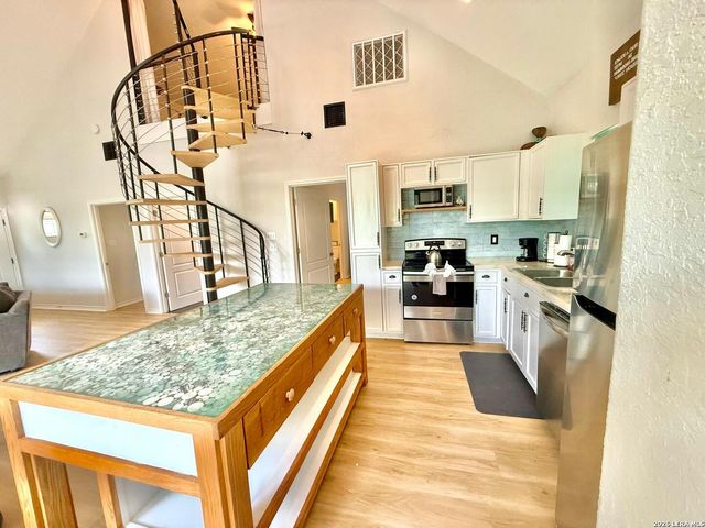 208 Woodridge, Canyon Lake, TX 78133