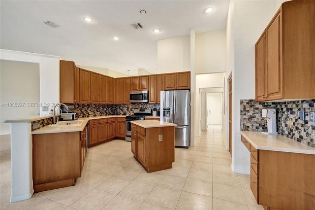 2024 NW 139th Ter, Pembroke Pines, FL 33028