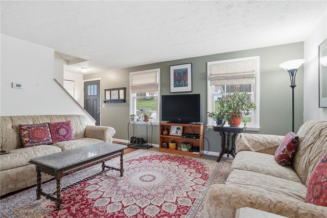 121 Parklane Dr, Slippery Rock Boro, PA 16057