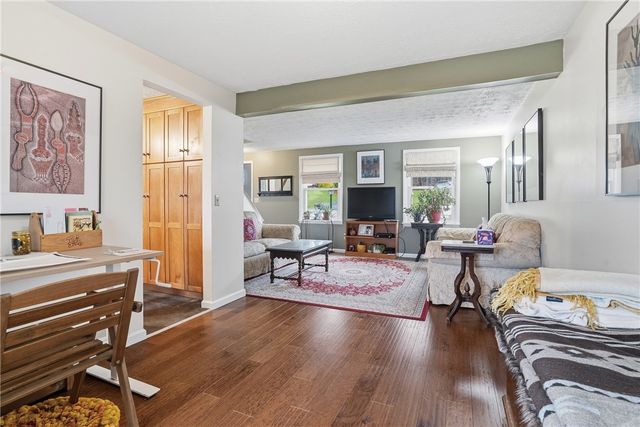 121 Parklane Dr, Slippery Rock Boro, PA 16057