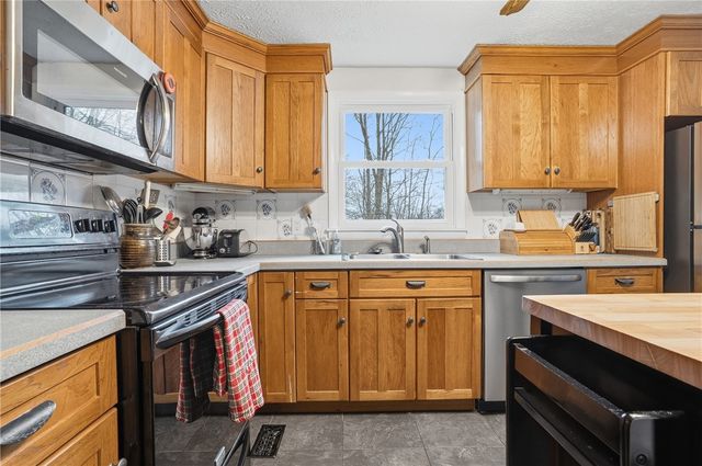 121 Parklane Dr, Slippery Rock Boro, PA 16057