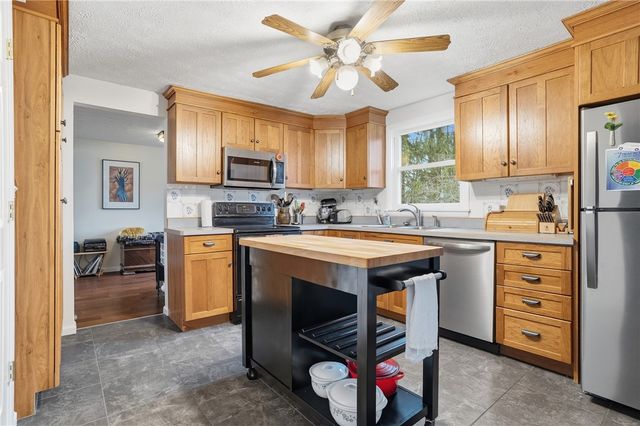 121 Parklane Dr, Slippery Rock Boro, PA 16057