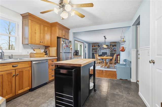 121 Parklane Dr, Slippery Rock Boro, PA 16057