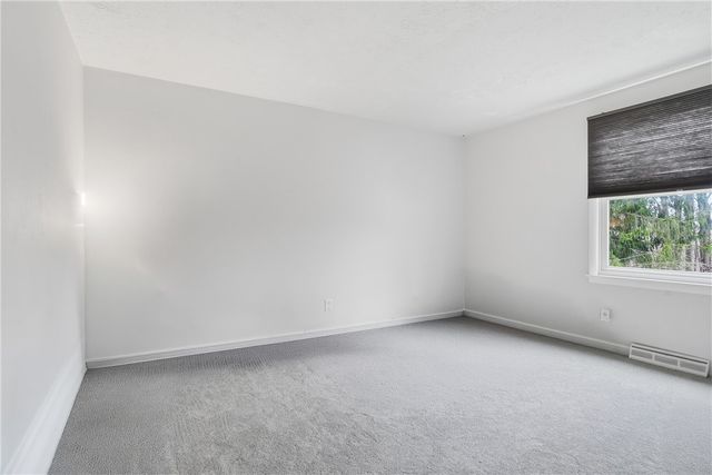 121 Parklane Dr, Slippery Rock Boro, PA 16057