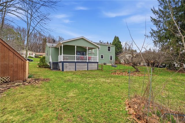 121 Parklane Dr, Slippery Rock Boro, PA 16057
