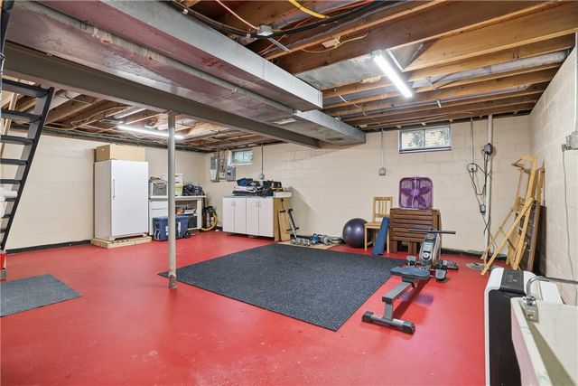 121 Parklane Dr, Slippery Rock Boro, PA 16057