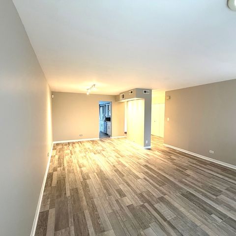 15 Indian Trail Drive 15, Westmont, IL 60559