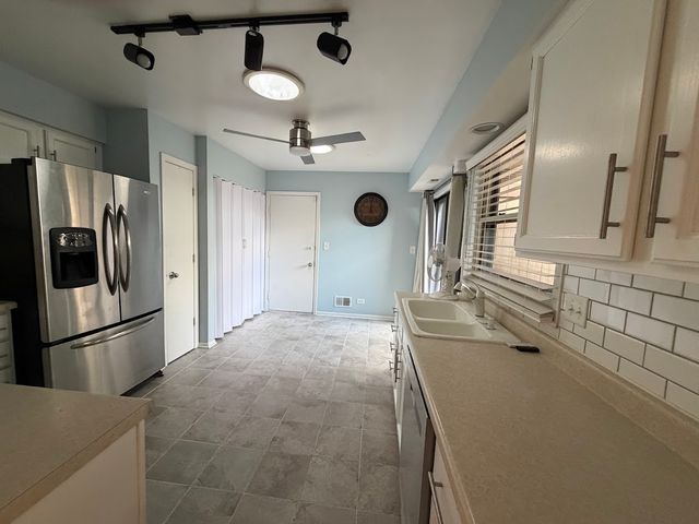 15 Indian Trail Drive 15, Westmont, IL 60559