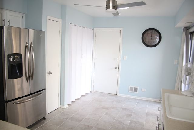 15 Indian Trail Drive 15, Westmont, IL 60559