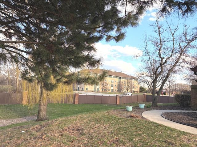 15 Indian Trail Drive 15, Westmont, IL 60559