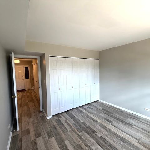 15 Indian Trail Drive 15, Westmont, IL 60559