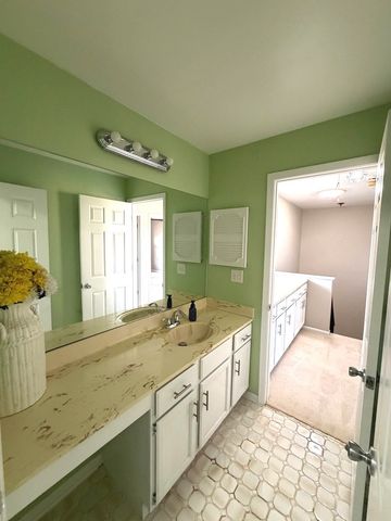 15 Indian Trail Drive 15, Westmont, IL 60559