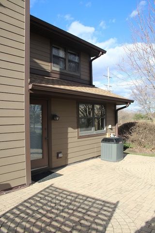 15 Indian Trail Drive 15, Westmont, IL 60559