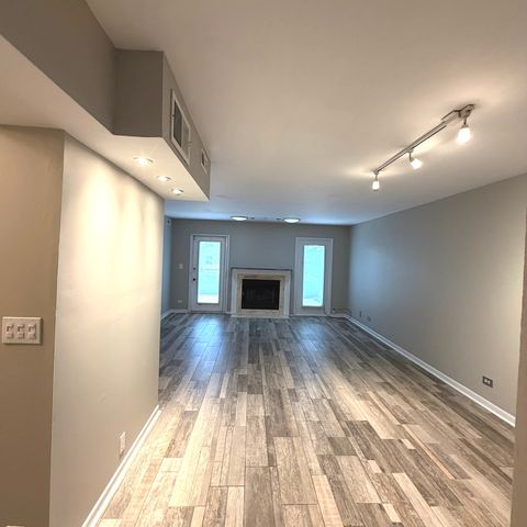 15 Indian Trail Drive 15, Westmont, IL 60559