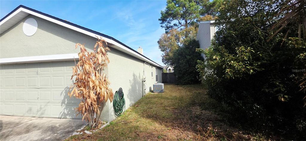 Image 4 of property listing at 7960 SOFT PINE CIRCLE, Orlando, FL 32825