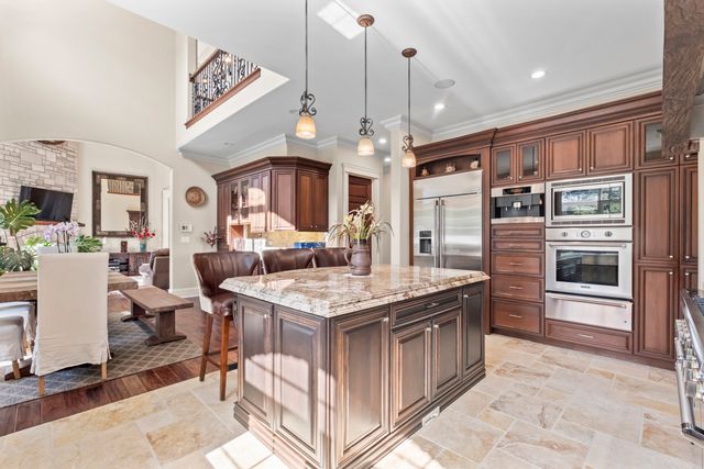 17W033 87th Street, Willowbrook, IL 60527